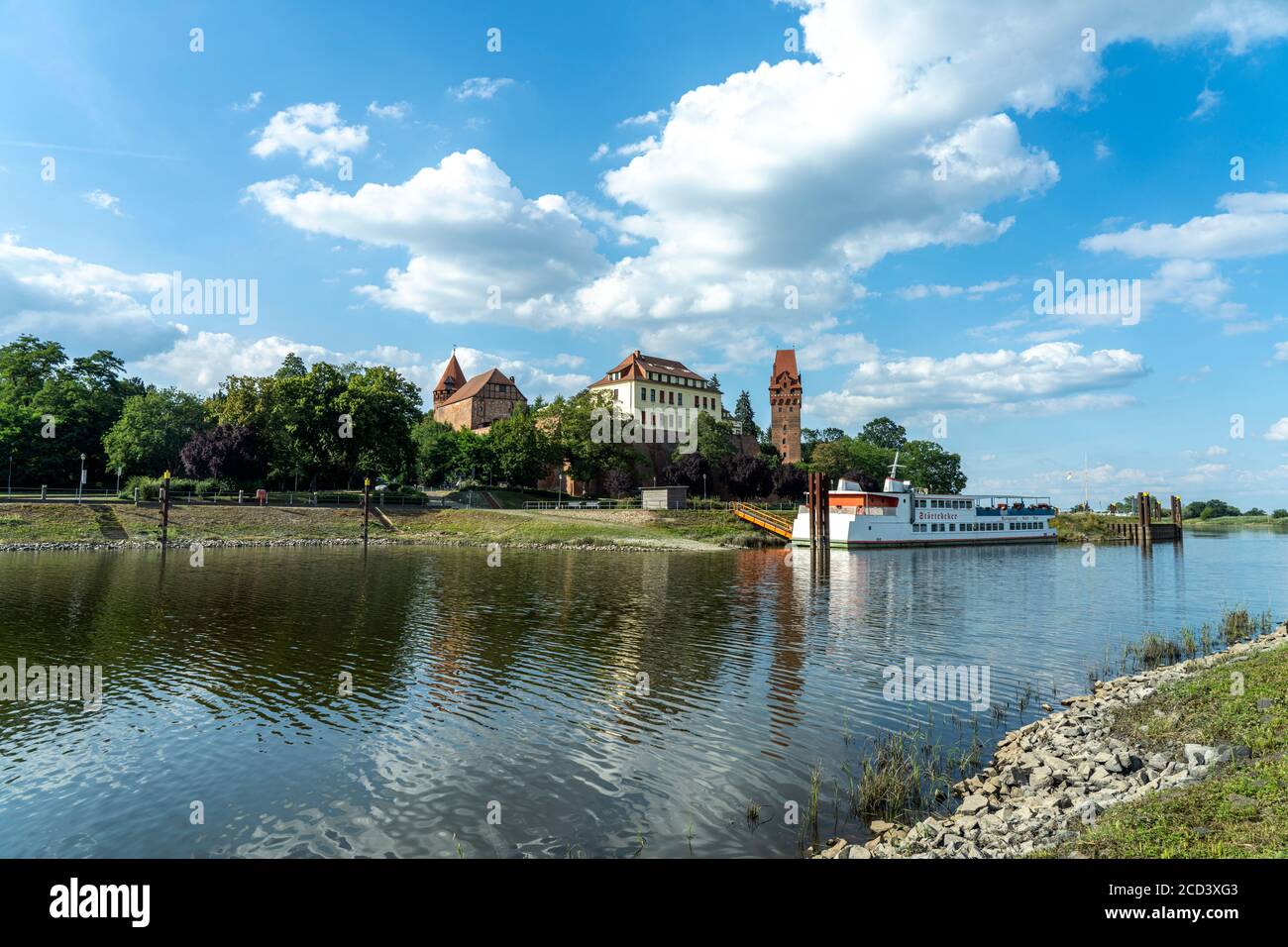 Burg Tangermünde an Tanger und Elbe in Tangermünde, Sachsen-Anhalt, Deutschland |  Tangermünde Castle on Elbe and Tanger river  in Tangermuende, Saxon Stock Photo