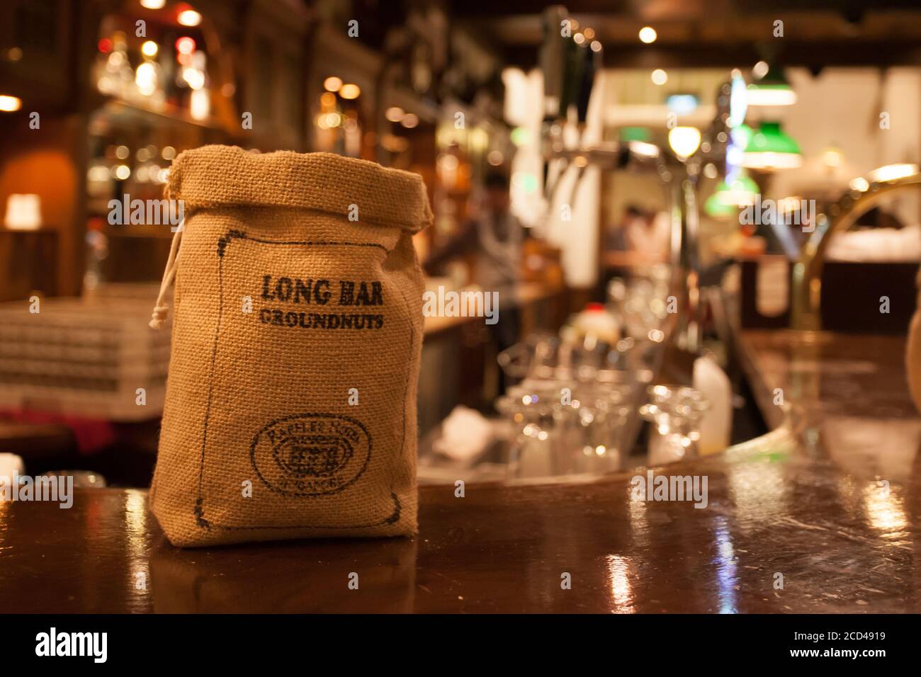 Iconic Raffles Hotel Long Bar in Singapore Stock Photo - Alamy