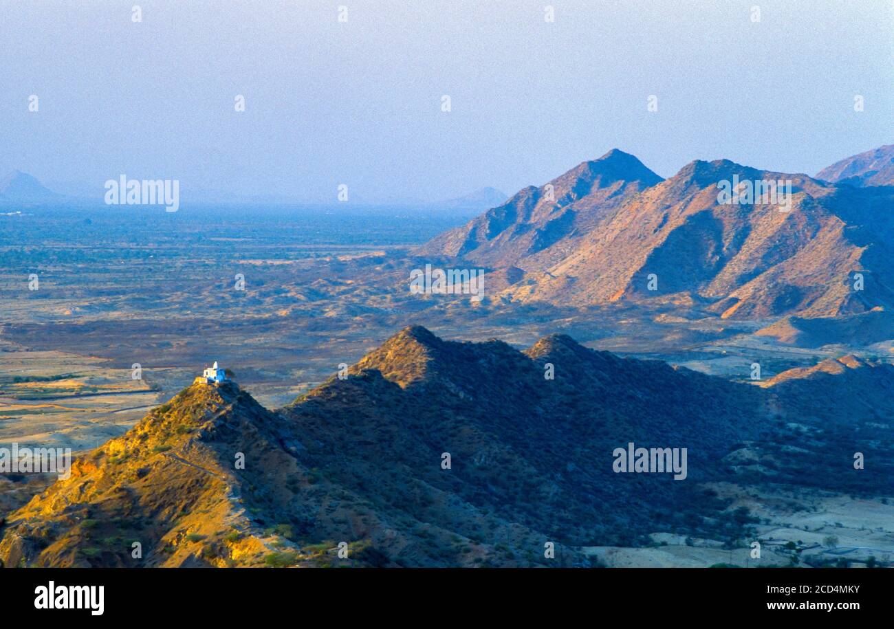 Hilltop temple in Aravalli mountains at Pushkar, Rajasthan Stock Photo