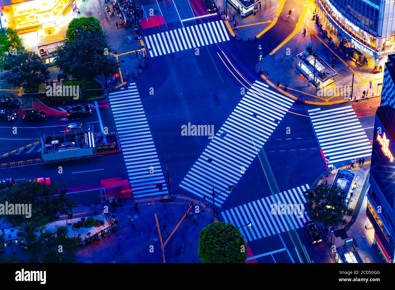 A night Shibuya crossing in Tokyo long shot high angle Stock Photo