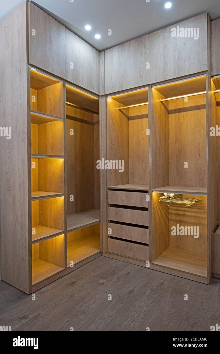 https://c8.alamy.com/comp/2CD5AMC/interior-design-decor-furnishing-of-luxury-show-home-bedroom-showing-walk-in-wooden-wardrobe-closet-furniture-2CD5AMC.jpg
