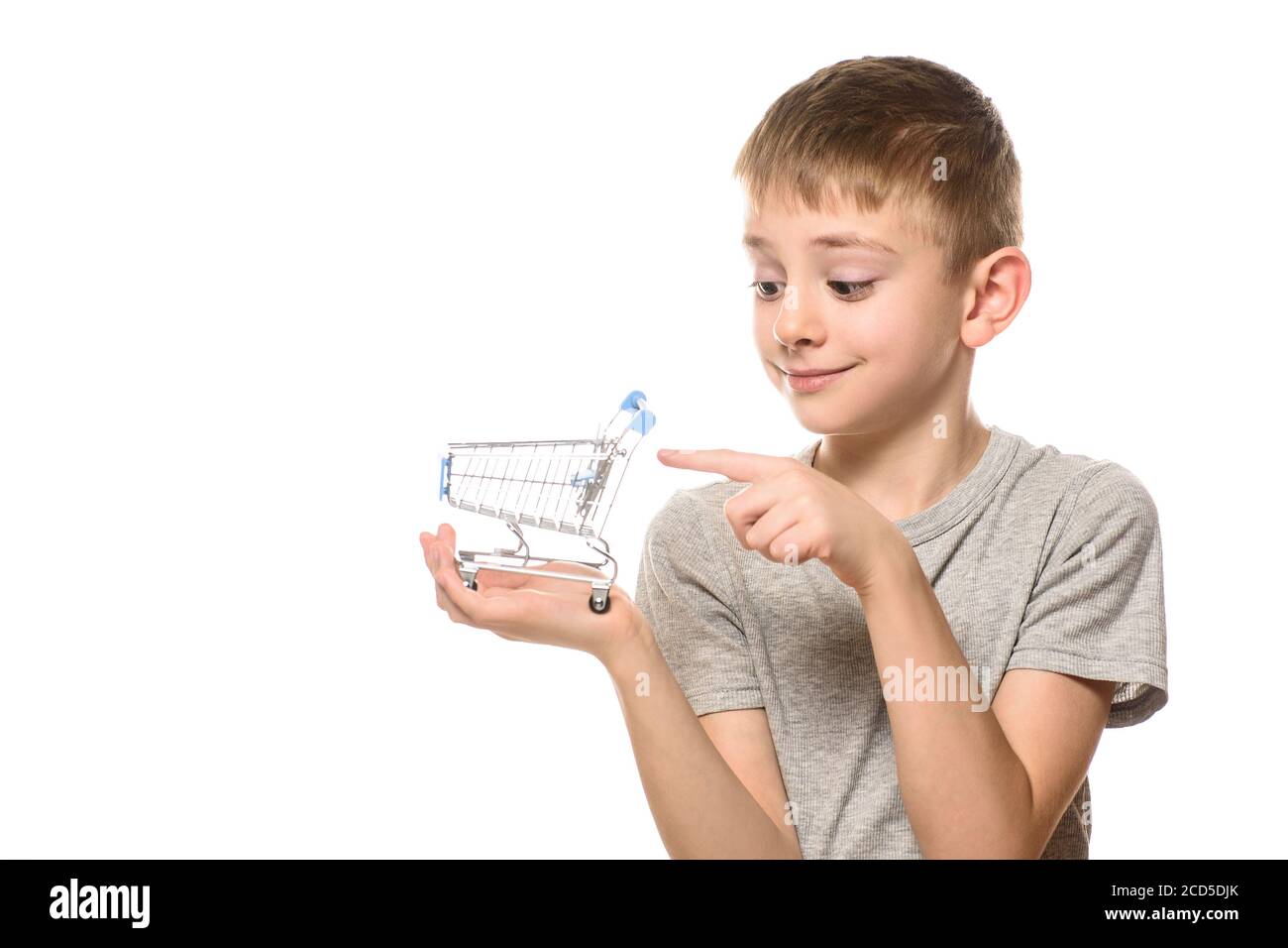 сердечко из рук фото. старик держит на руках девушку. семья крестиком. держит два флага. семья у креста.