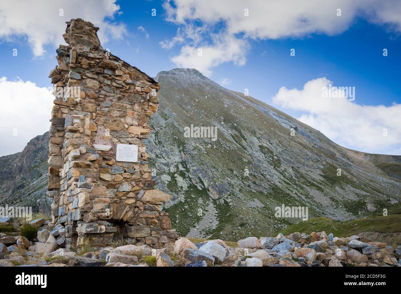 Ruins of the old mountain hut of Ulldeter, opened in 1909. Capçaleres del Ter i del Freser Natural Park. Catalonia. Spain. Stock Photo