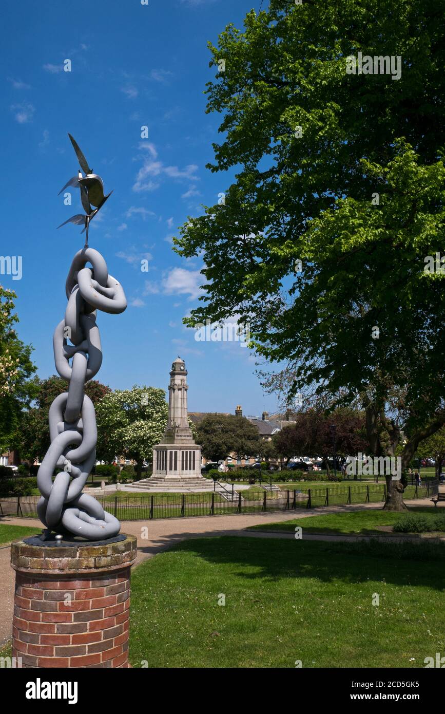 St Georges Park in Great Yarmouth, with its Sculpture depicting mooring chains with seagulls perched aloft, and Memorial, Great Yarmouth, Norfolk, Eng Stock Photo