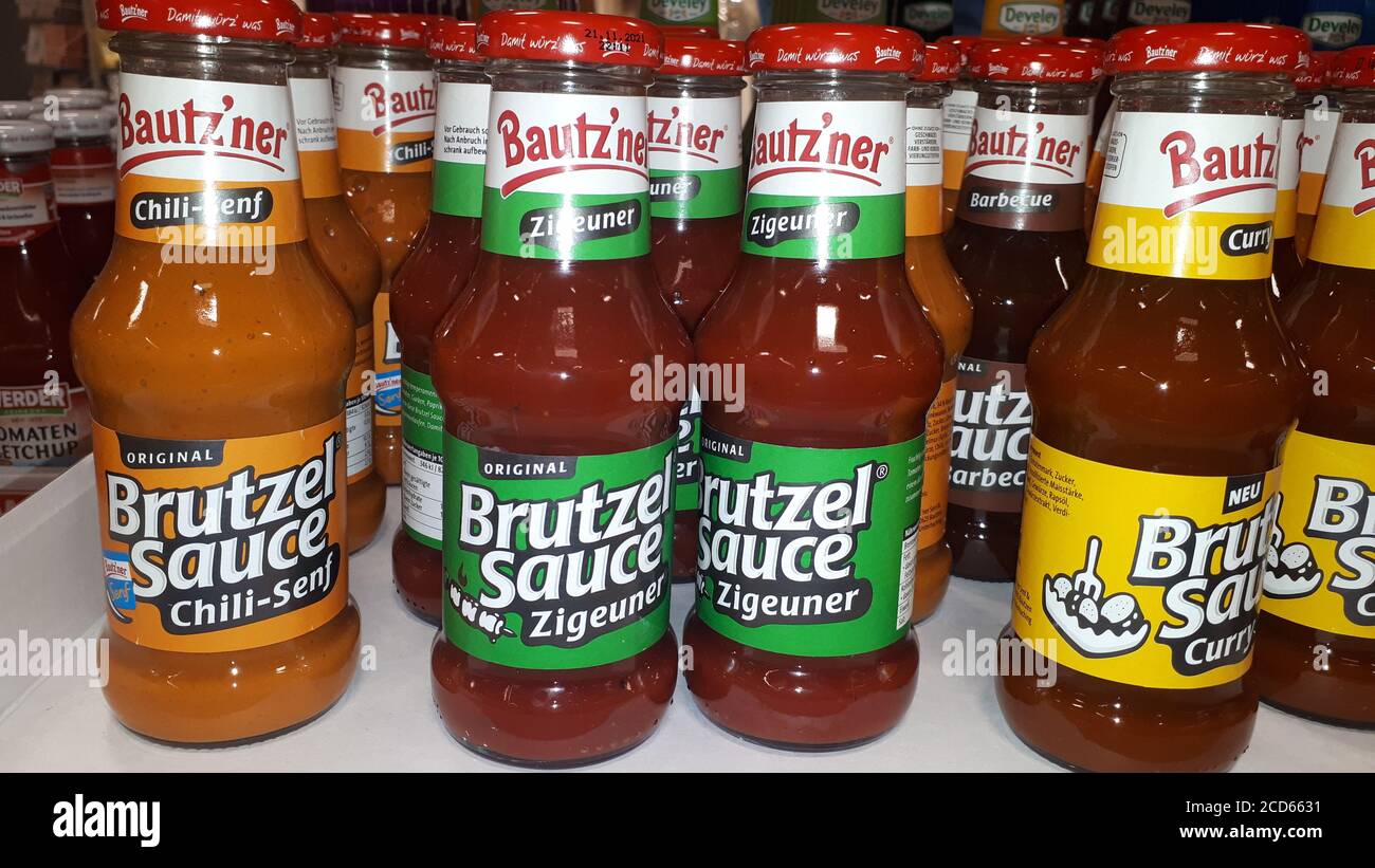 diverse Flaschen Zigeuner Sauce verschiedener Hersteller in den Regalen ...