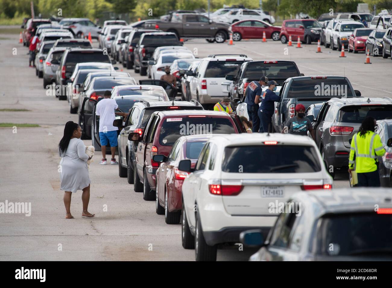 Austin, TX USA August 26, 2020: Hundreds of cars from coastal east Texas and southwest Louisiana wait in line at a Hurricane Laura evacuation center set up by Austin officials at the Circuit of the Americas race track parking areas. Early-arriving drivers received vouchers for hotel rooms. Once those ran out, drivers were directed to other evacuation centers in Waco and Dallas. Laura is expected to make landfall overnight as a Category 4 storm and wreak havoc along the Texas and Louisiana coasts and inland. Credit: Bob Daemmrich/Alamy Live News Stock Photo