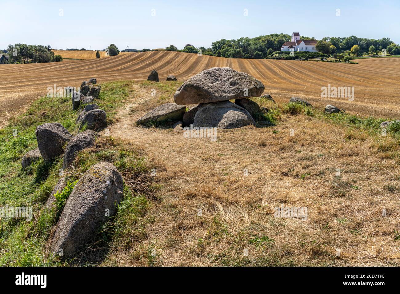 Kong Humbles Grav und die Kirche von Humble, Insel Langeland, Dänemark