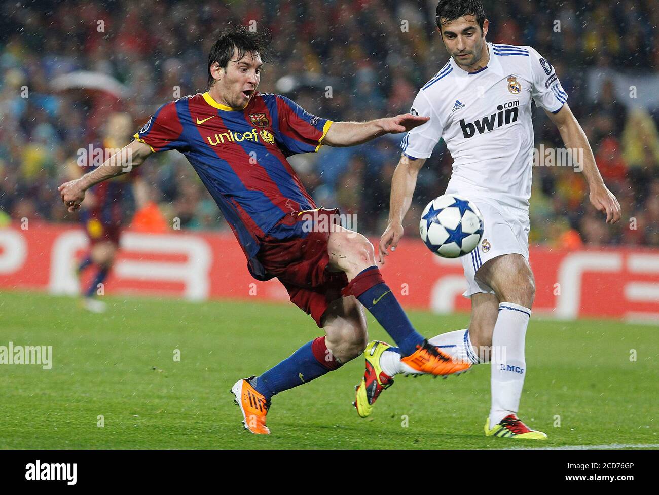 Barcelona, Spanien. 04th May, 2011. firo Fuvuball, Football, International,  03.05.2011 semi-final match UEFA Champions 2010/2011 FC Barcelona - Real  Madrid 1: 1 duels FC Barcelona's Leo Messi (r) and Real Madrid's Raul