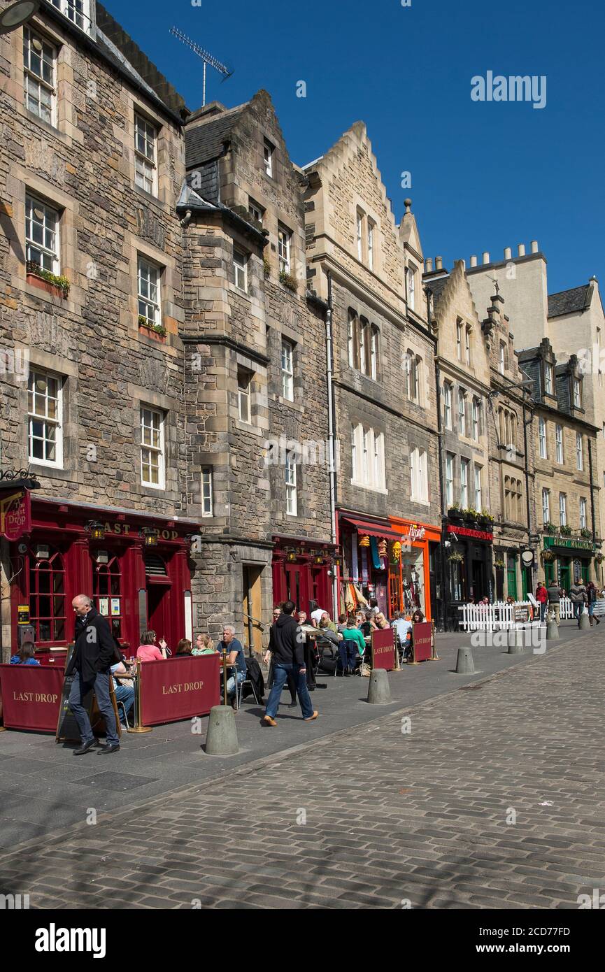 People dining al fresco outside restaurants on a street in the city of Edinburgh, Scotland. Stock Photo