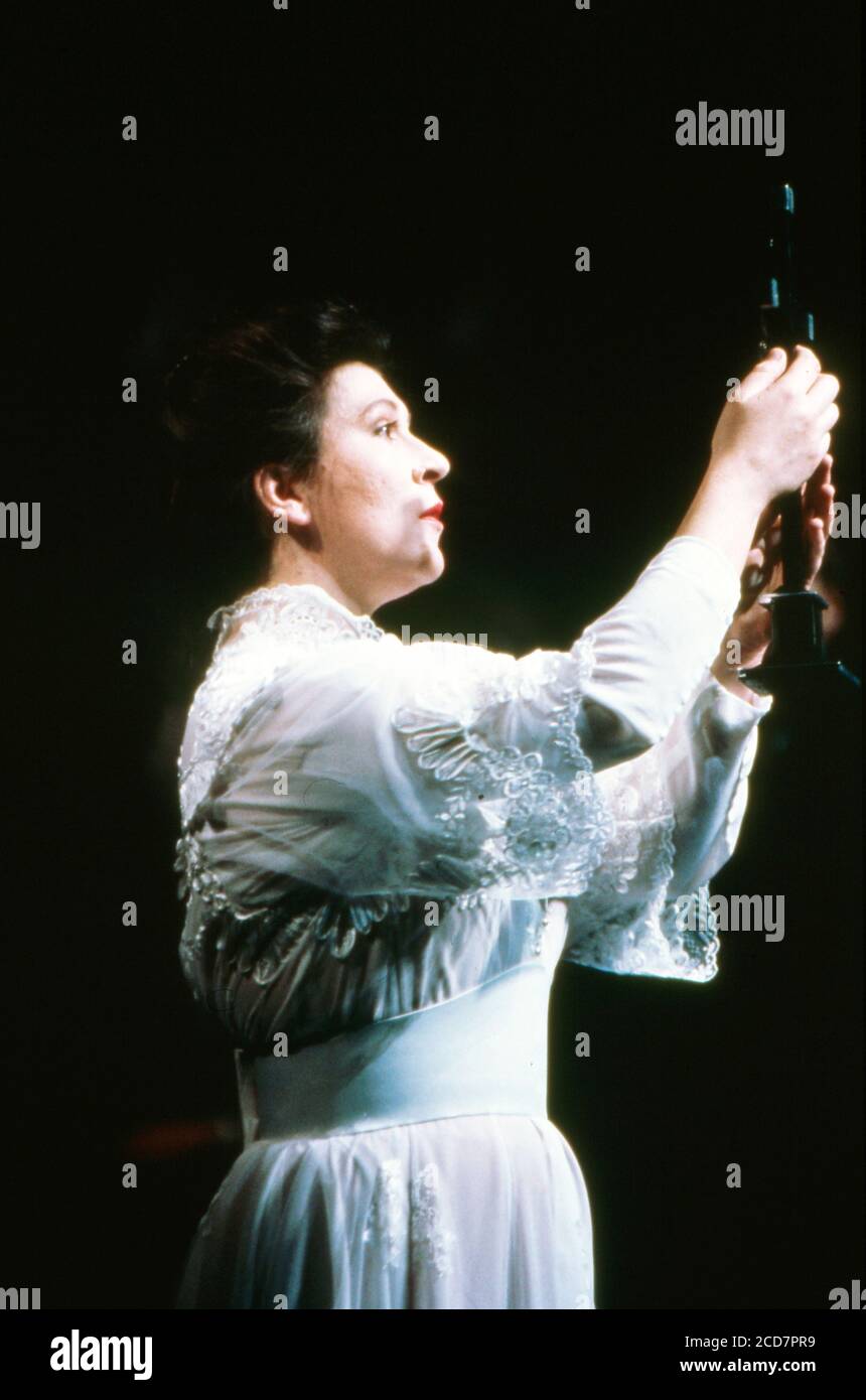 Aufführung Theaterstück 'Maria Stuart' von Friedrich Schiller im Schauspielhaus Hamburg 1990, Mitwirkende: Eva Mattes Stock Photo