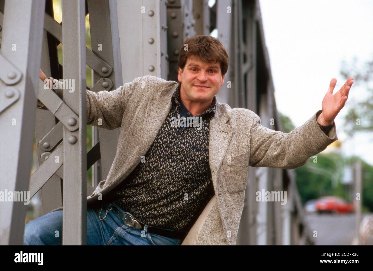 Martin Zuhr, Moderator der RTL-Comedy-Talkshow 'TV Kaiser' turnt an der Drehbrücke bei einem Spaziergang durch Köln -Poll, Deutschland 1997. Stock Photo