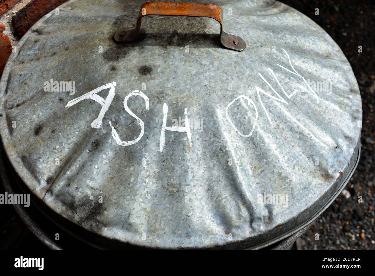 Metal dustbin lid hi res stock photography and images Alamy