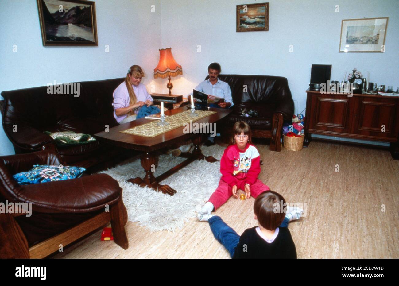 Bildreportage: Linn Westedt mit ihren Eltern und dem Bruder im Wohnzimmer. Stock Photo