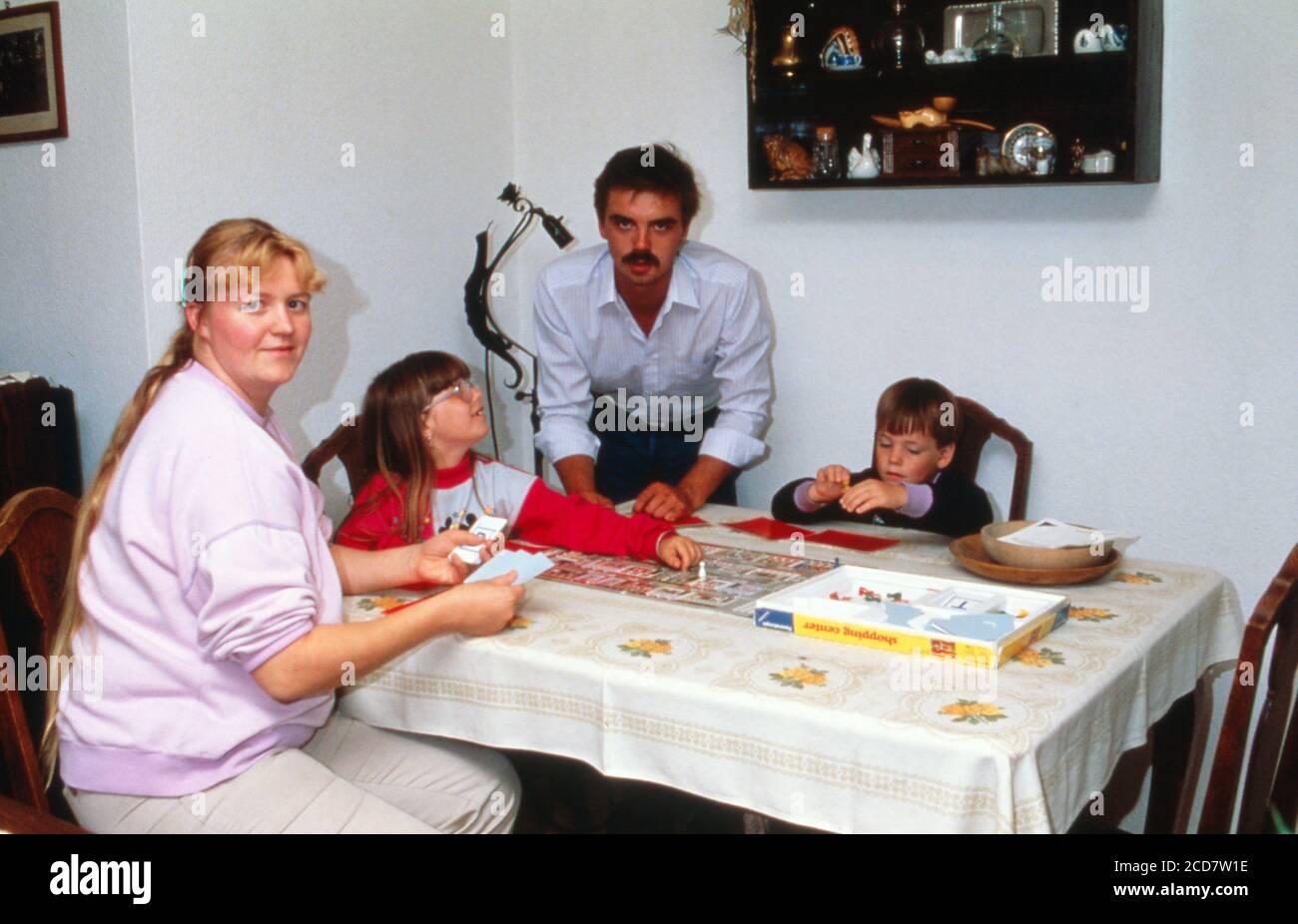Bildreportage: Linn Westedt bei einem Brettspiel. Stock Photo