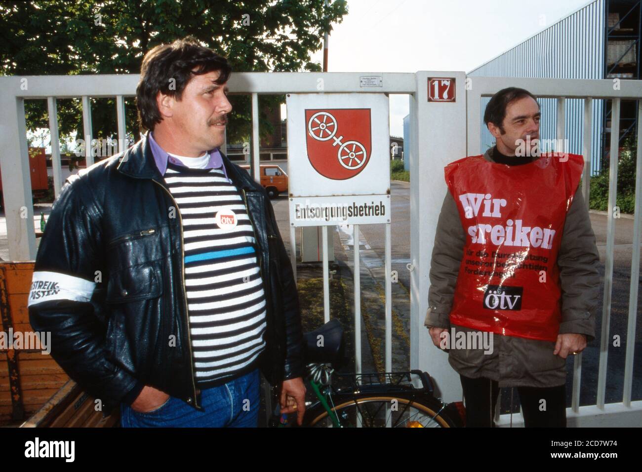 Bildreportage: ÖTV-Streik legt Deutschland lahm, hier verweigern Streikposten den Zugang zu den Entsorgungsbetrieben in Mainz, Deutschland 1992. Stock Photo