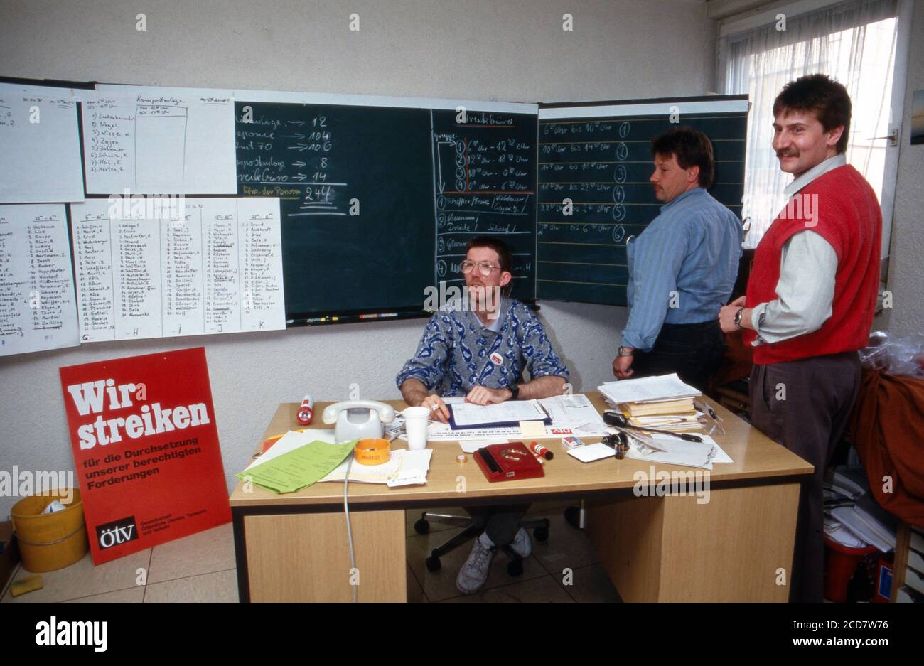 Bildreportage: ÖTV-Streik legt Deutschland lahm, hier das Büro der Streikposten im Streiklokal bei den Entsorgungsbetriben in Mainz, Deutschland 1992. Stock Photo