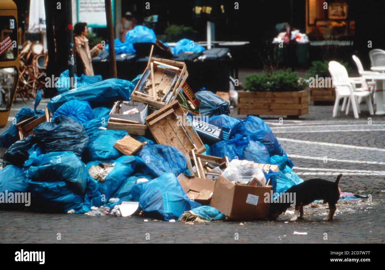 Bildreportage: ÖTV-Streik legt Deutschland lahm, hier eine der vielen wilden Müllkippen in der Innenstadt von Frankfurt, Deutschland 1992. Stock Photo