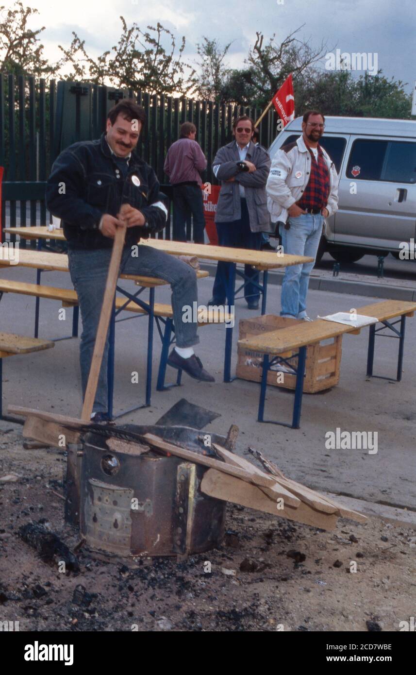 Bildreportage: ÖTV-Streik legt Deutschland lahm, hier einer der Streikposten vor den Entsorgungsbetrieben Mainz, der das Feuer am Brennen hält, Deutschland 1992. Stock Photo