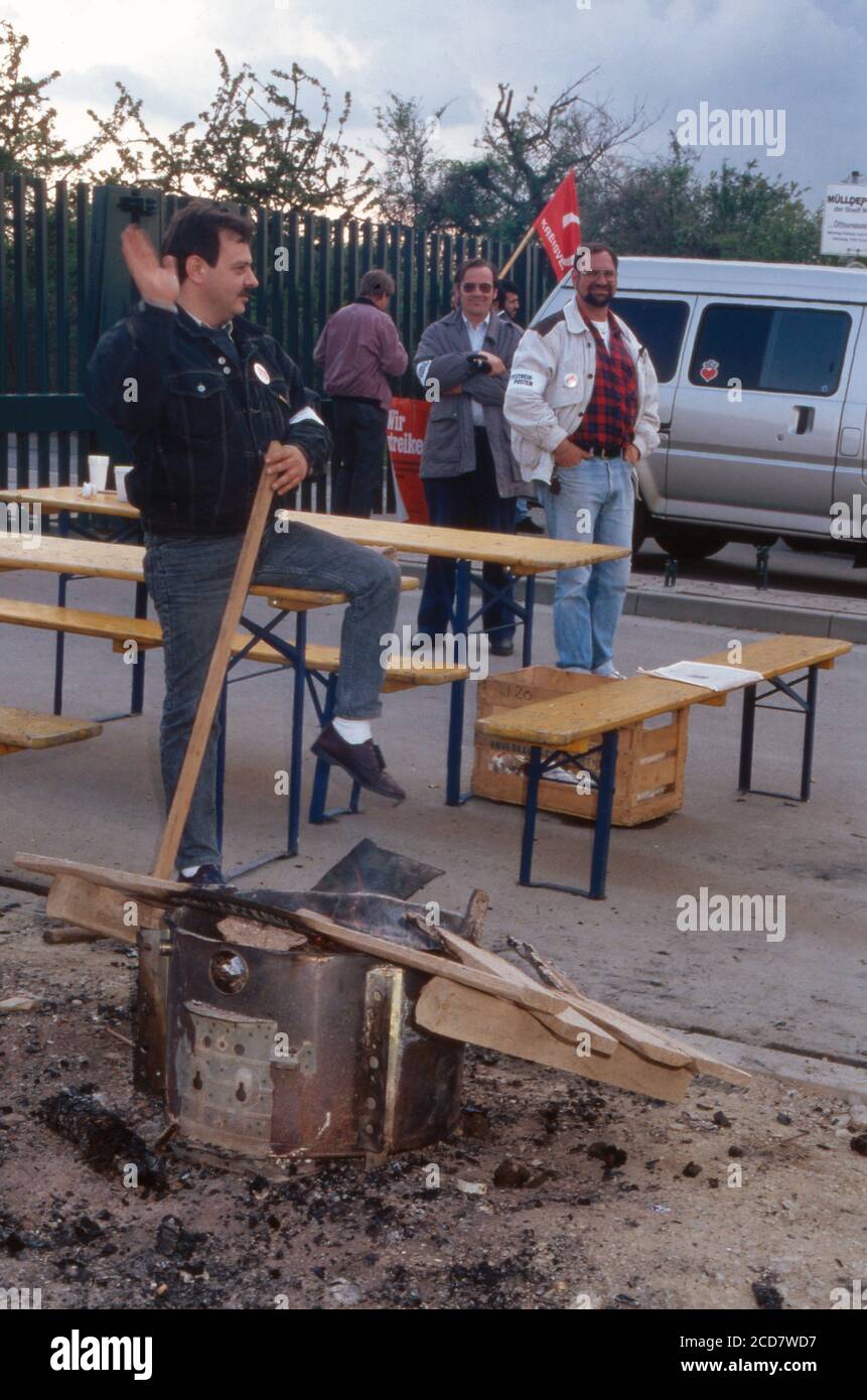 Bildreportage: ÖTV-Streik legt Deutschland lahm, hier einer der Streikposten vor den Entsorgungsbetrieben Mainz, der das Feuer am Brennen hält, Deutschland 1992. Stock Photo