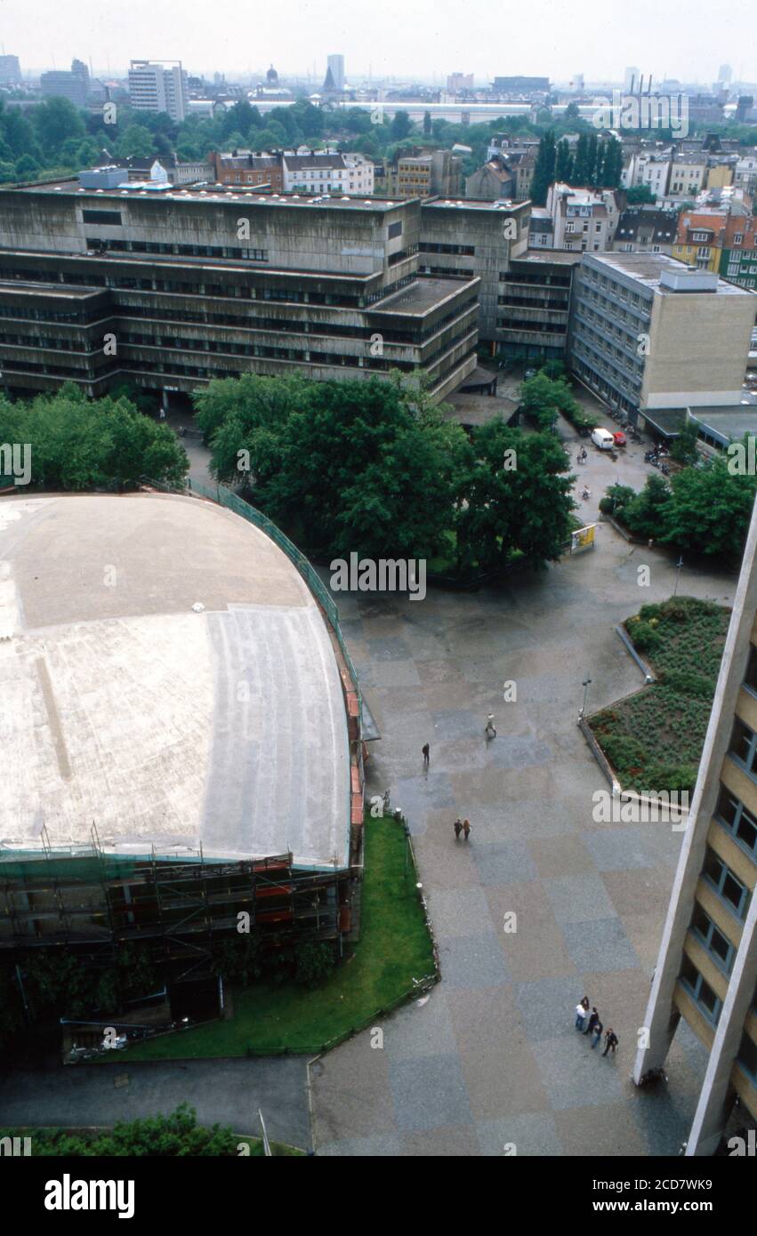 Spaziergang um die Gebäude der Universität in Hamburg, hier Blick auf das Auditorium Maximum, Deutschland 1988. Stock Photo