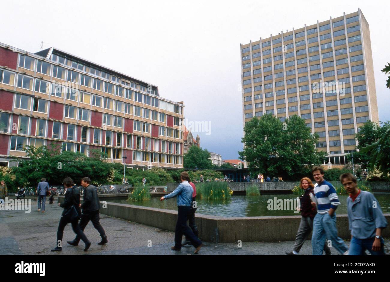 Spaziergang um die Gebäude der Universität in Hamburg, hier Studenten auf ihrem Weg zu ihren Vorlesungen, Deutschland 1988. Stock Photo