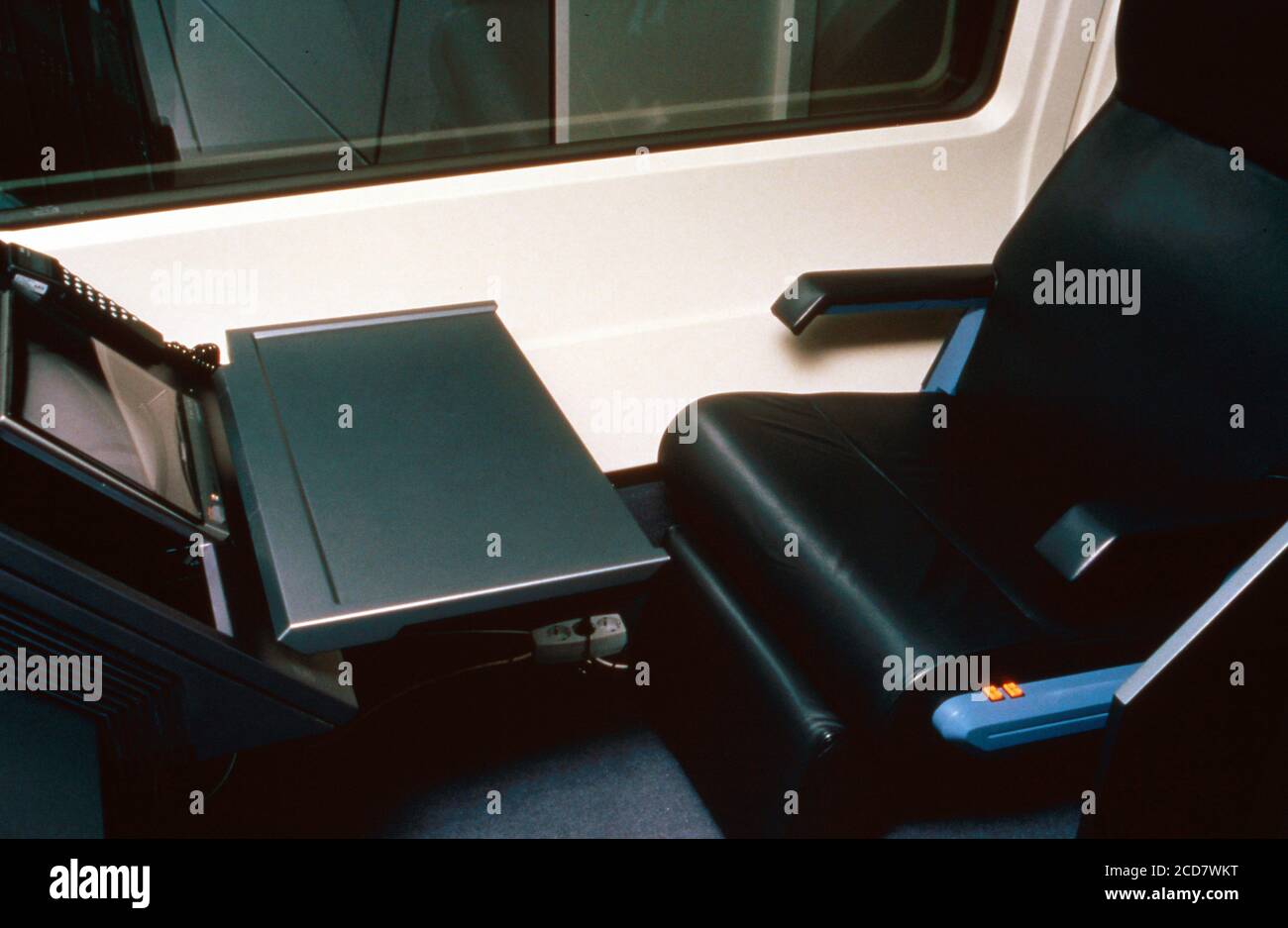 Bildreportage: der Prototyp der Transrapid Magnetschwebebahn Transrapid 07 wird auf der Internationalen Verkehrsausstellung IVA in Hamburg präsentiert, hier ein Abteil der ersten Klasse mit Monitor, Deutschland 1988. Stock Photo