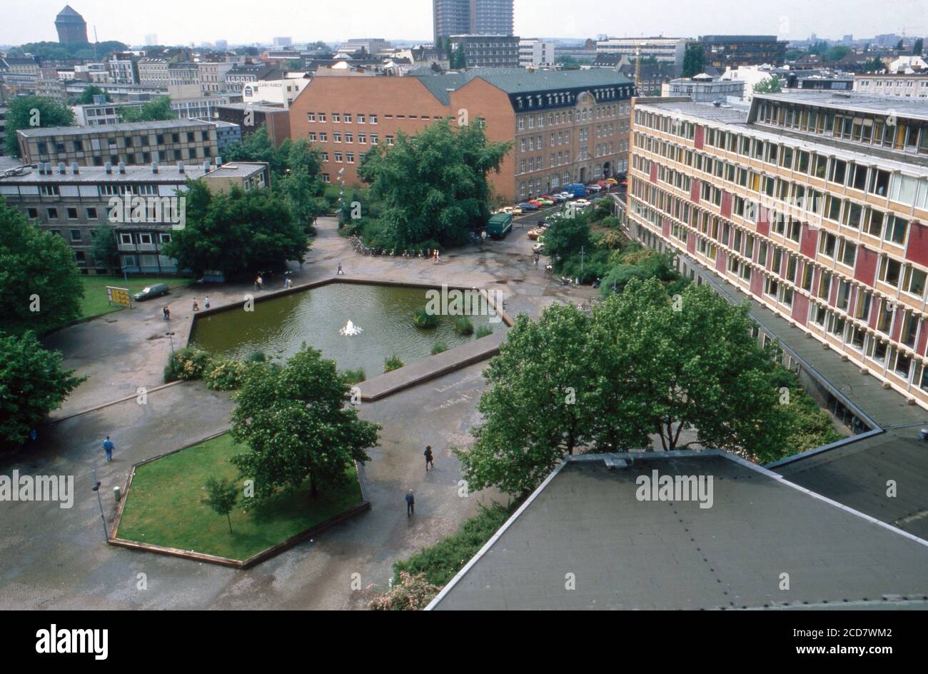 Spaziergang um die Gebäude der Universität in Hamburg, hier der Blick auf den Brunnen und die Fakultät für Wirtschaft, Deutschland 1988. Stock Photo