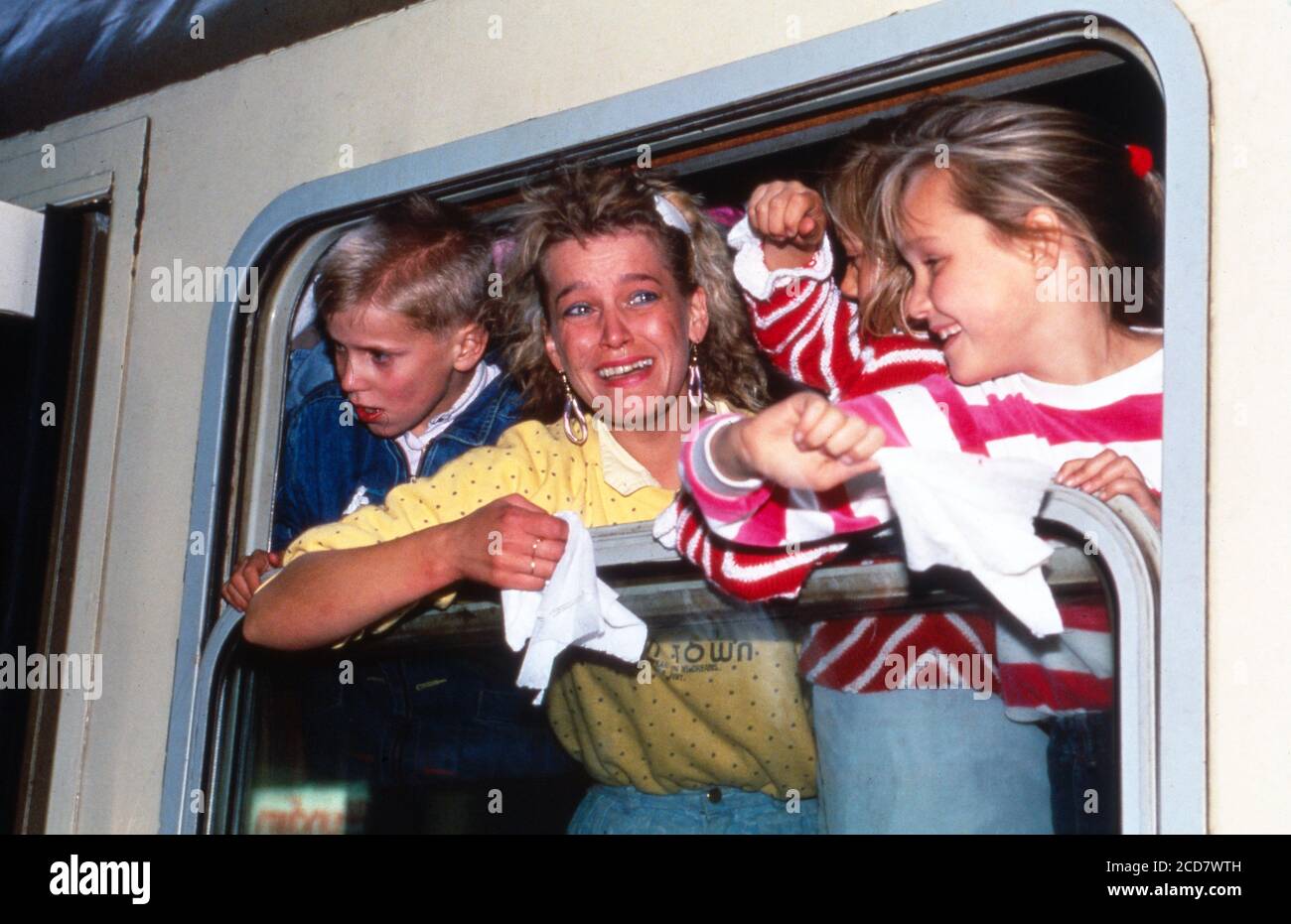 Bildreportage: Direkt nach der Öffnung der Grenze der DDR treffen vor Glück weinende Flüchtlinge in einem überfüllten Zug aus Warschau im Bahnhof in Helmstedt am 2. Oktober 1989 ein. Stock Photo