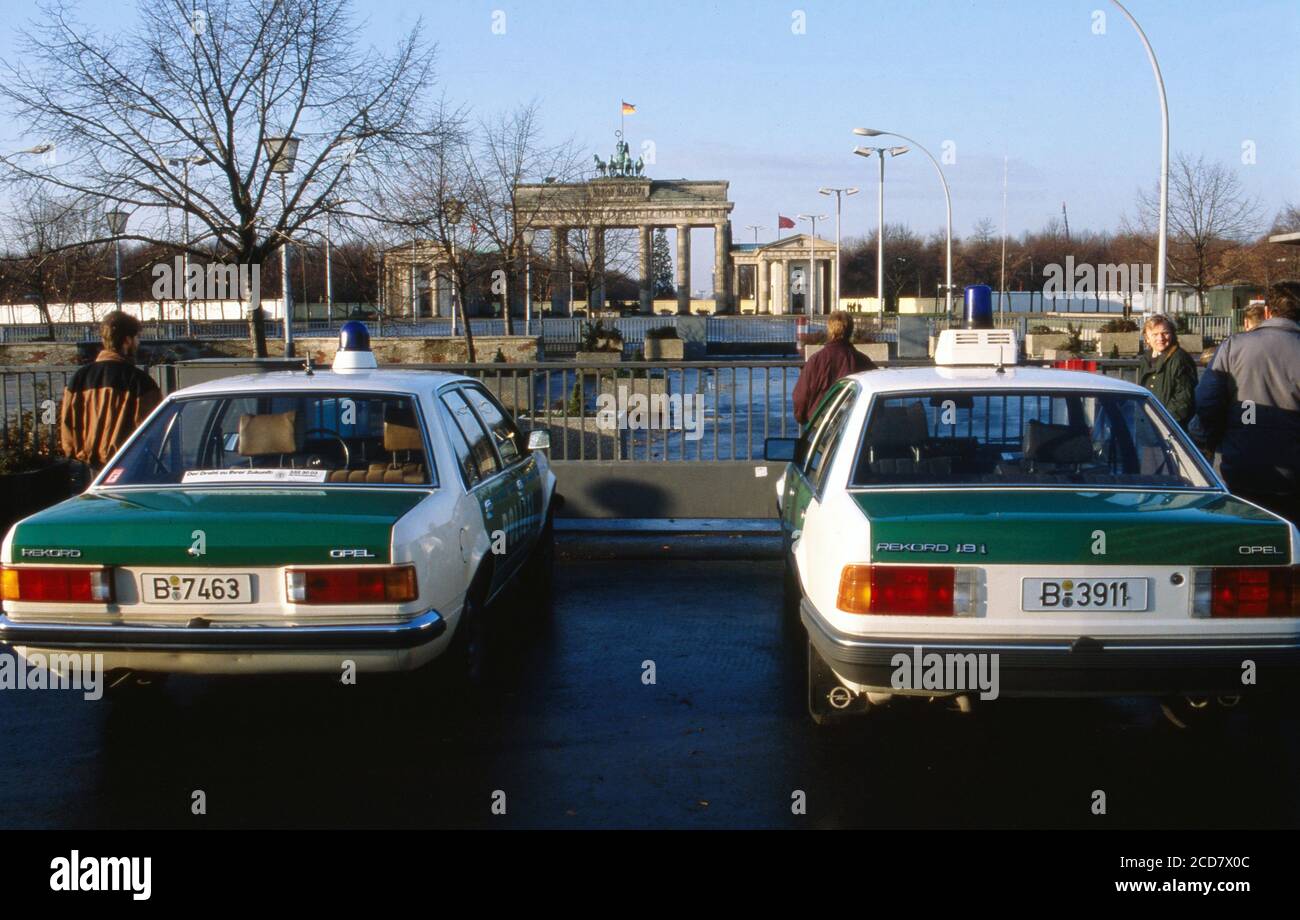 Streifenwagen der Polizei mit Blaulicht eingeschaltet und Sirene,  Deutschland, Europa Stockfotografie - Alamy