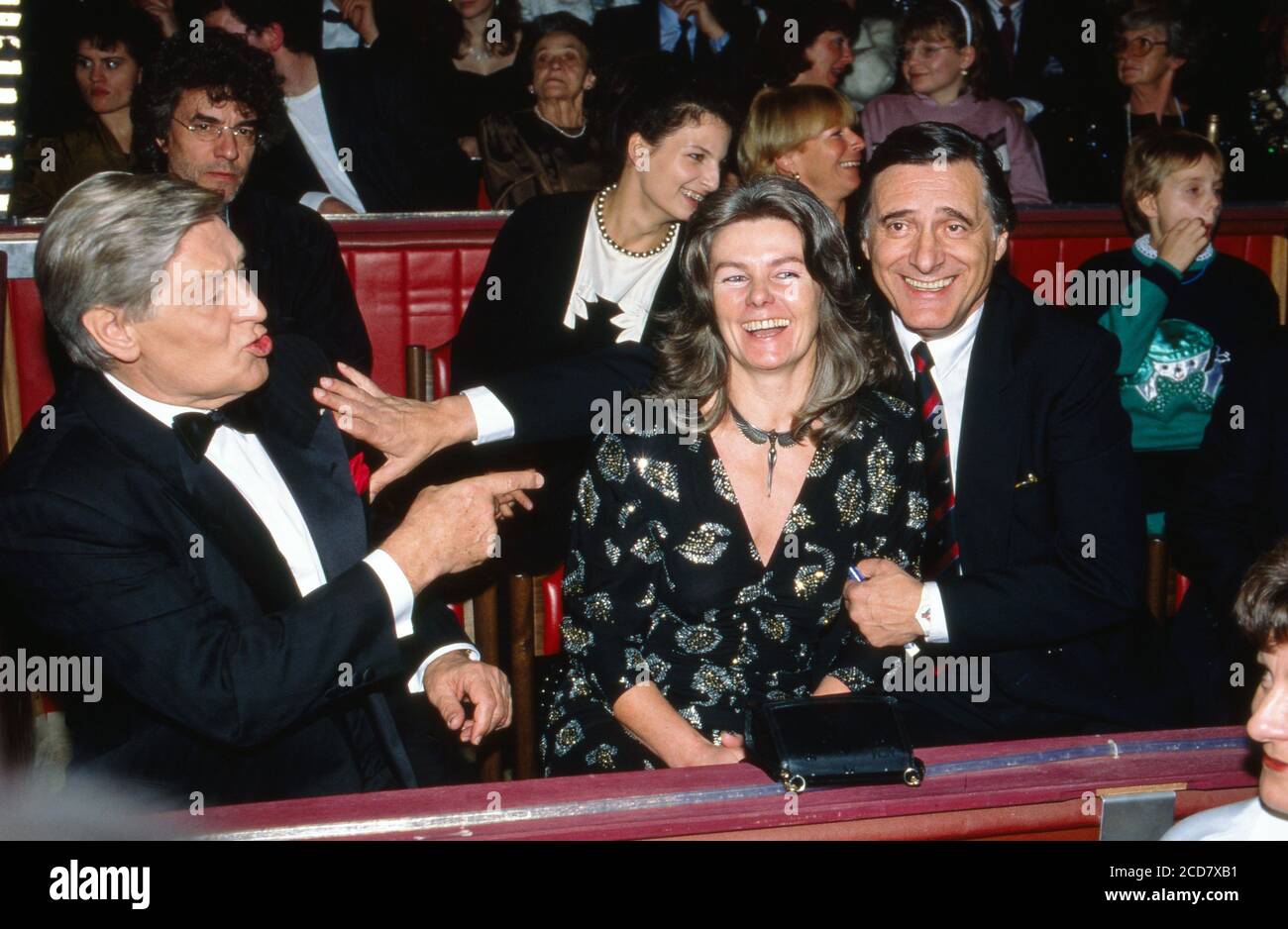 Stars in der Manege, Zirkus-Show aus München, Deutschland 1989, mit dabei: Schauspieler Günter Pfitzmann zankt Helmut Fischer und Ehefrau. Stock Photo