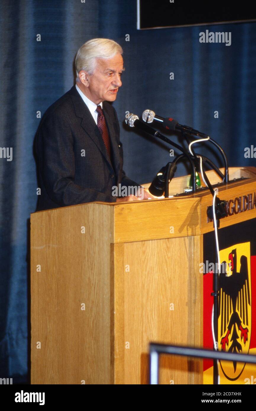 Bundespräsident Richard von Weizsäcker spricht bei der Tagung der Kommandeure der Bundeswehr in der Rheingoldhalle in Mainz am 11. Oktober 1993. Stock Photo