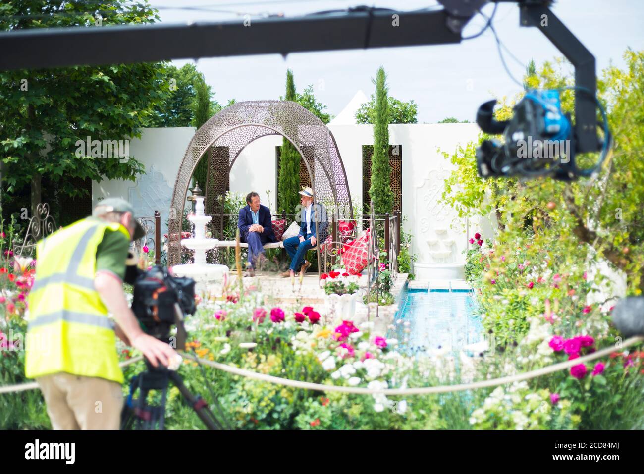 FILMING UNDERWAY WITH MONTY DON AND JOE SWIFT AT THE RHS HAMPTON COURT PALACE FLOWER SHOW 2015 Stock Photo