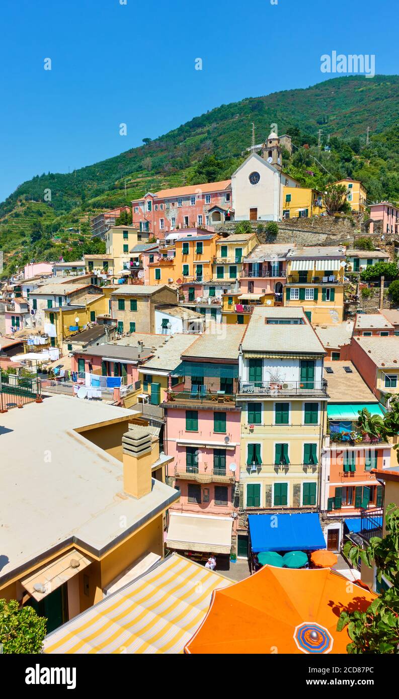 colorful-houses-on-the-slope-in-vernazza-seaside-town-in-cinque-terre