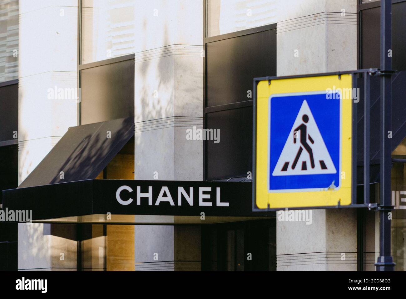 Chanel Paris  Vetement de luxe, Déco intérieure, Boutiques de luxe