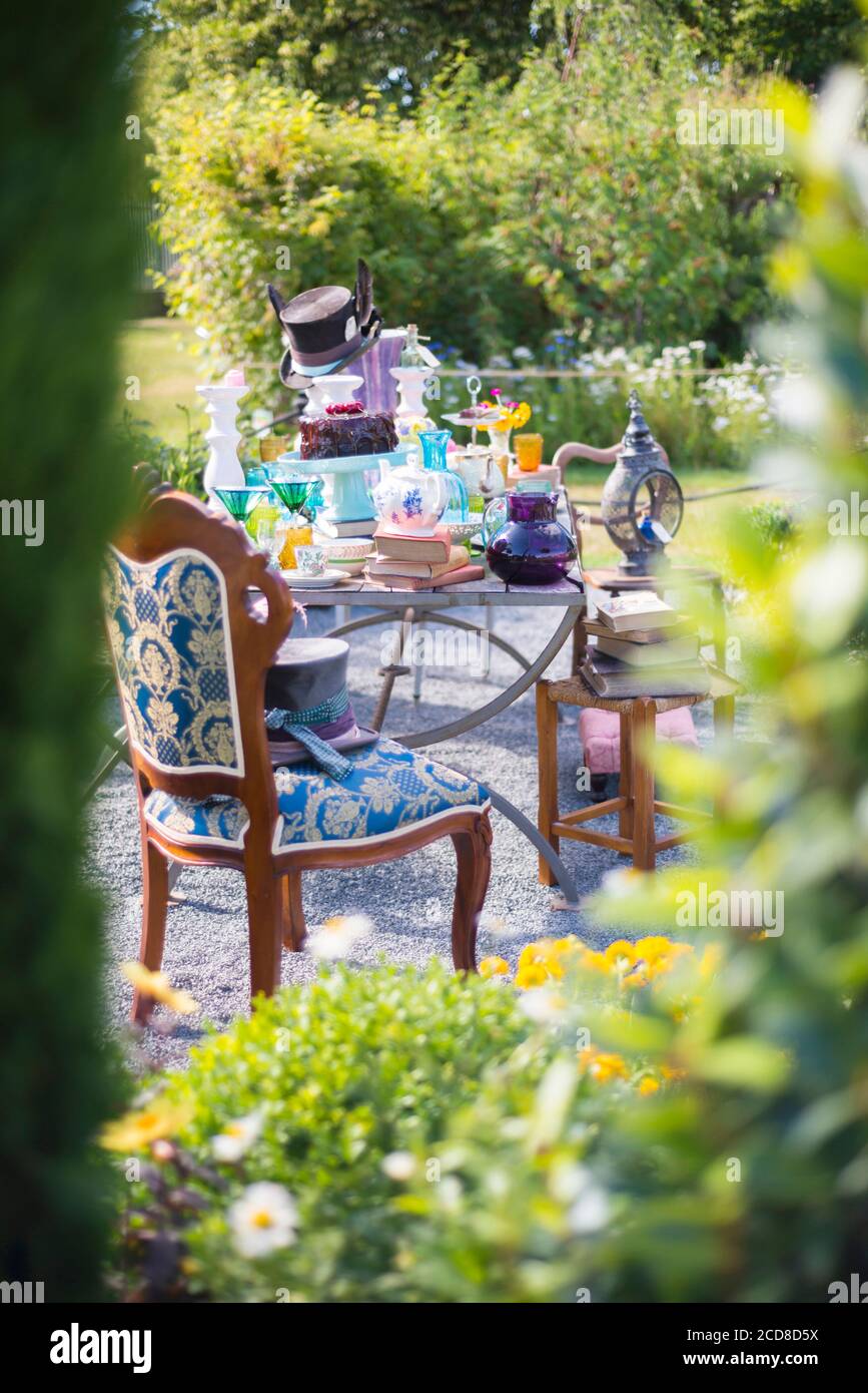 THE MAD HATTER'S TEA PARTY GARDEN AT THE RHS HAMPTON COURT PALACE FLOWER SHOW 2015 DESIGNED BY CHARLIE BLOOM Stock Photo