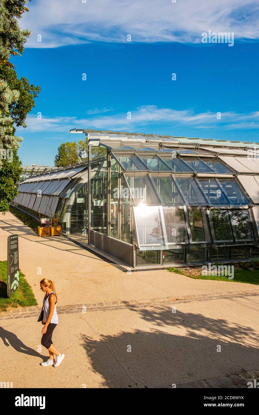 France, Paris, the Serres d'Auteuil, tennis courts surrounded by greenhouses Stock Photo