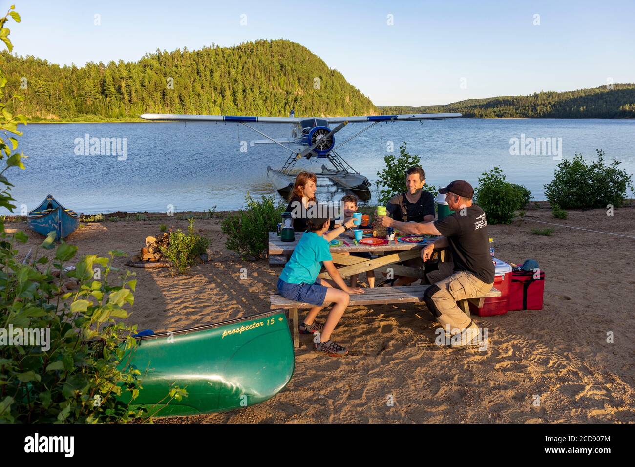 Canada, Province of Quebec, Mauricie Region, Hydravion Aventure, Saint-Maurice Wildlife Sanctuary north of Mauricie National Park, family camping for the night on a sandy beach on Lac Soucis with the pilot , dinner, aperitif MODEL RELEASE OK Stock Photo
