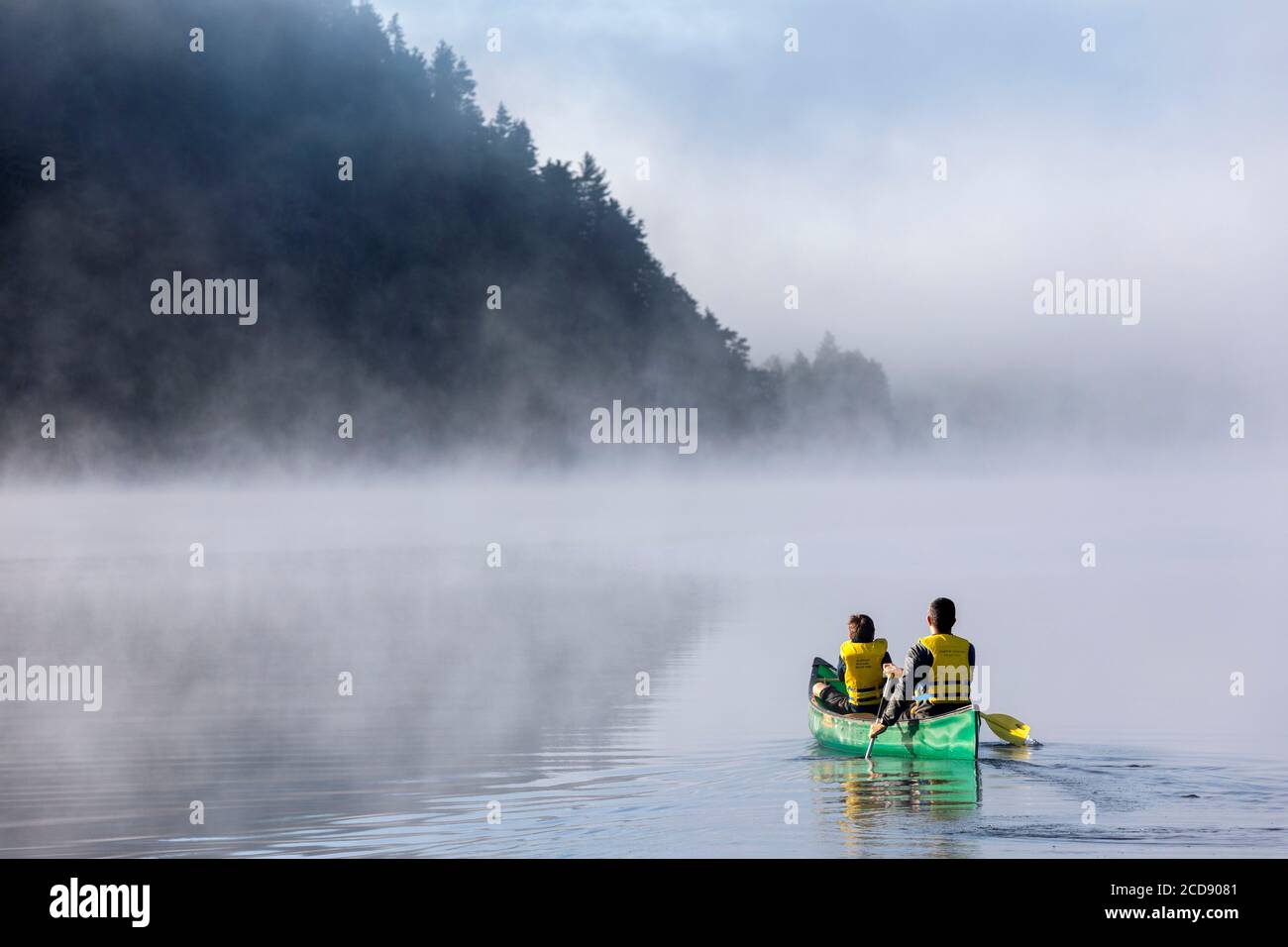 Canada, Province of Quebec, Mauricie Region, Saint-Maurice Wildlife Reserve north of Mauricie National Park, morning canoe trip on Soucis Lake, father and son in morning fog MODEL RELEASE OK Stock Photo