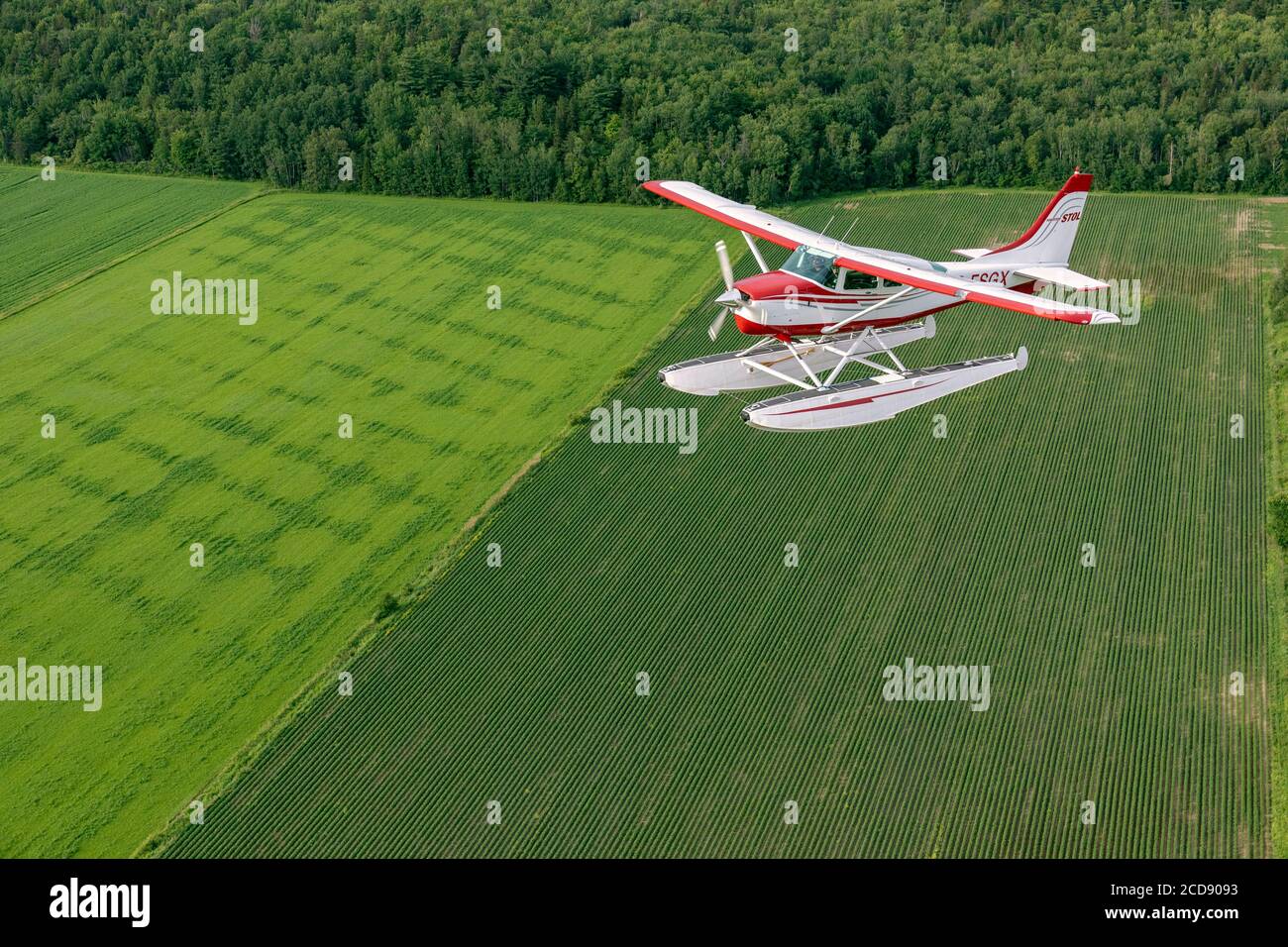 Canada, Province of Quebec, Mauricie region, Hydravion Aventure, Cessna 206 flight over a cultivated field Stock Photo