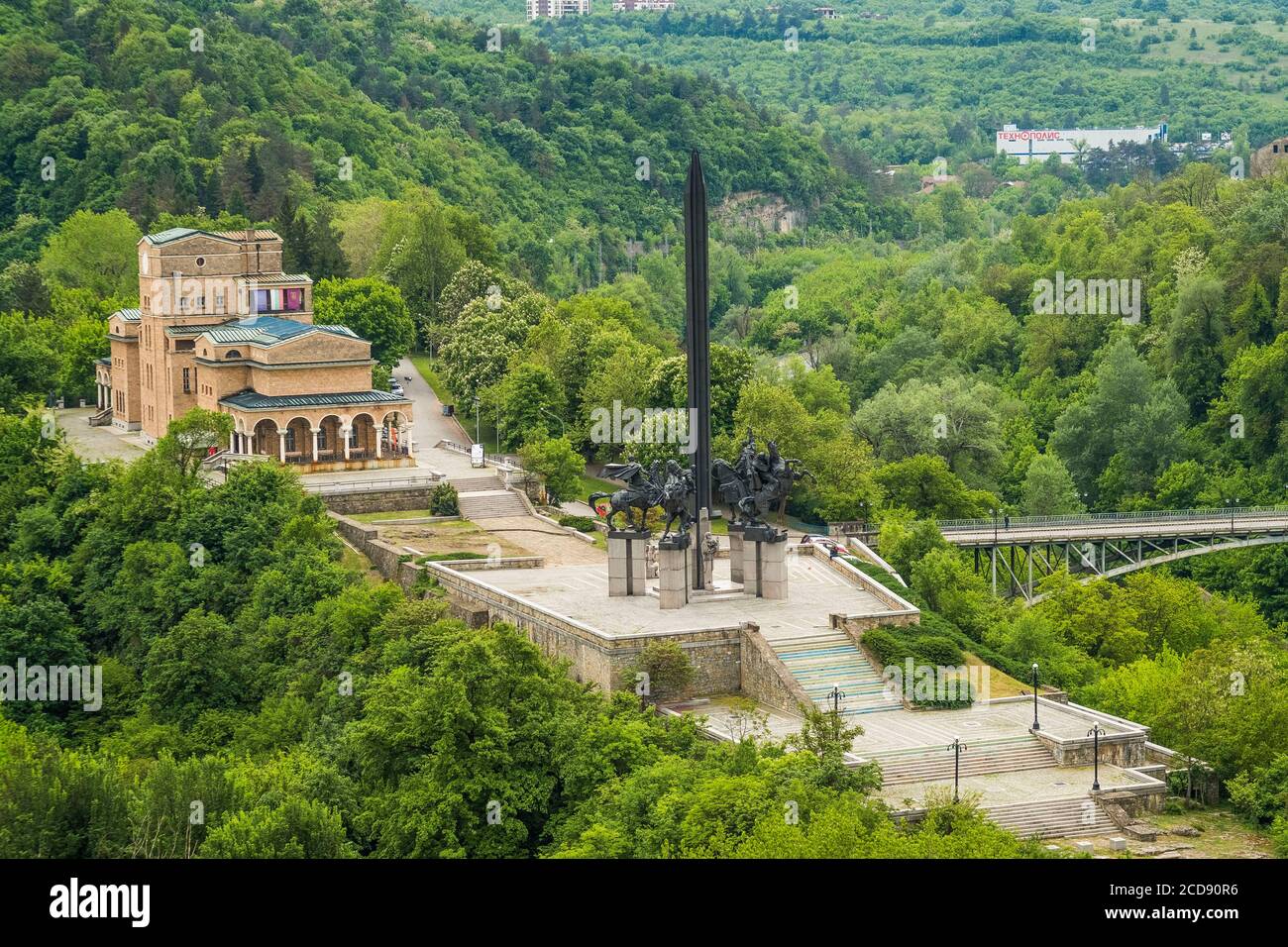 Bulgaria, Veliko Tarnovo, The Museum of Fine Arts and the monument of the Assen dynasty is dedicated to the kings Assen, Peter, Kaloyan and Ivan Assen II (built in 1985) Stock Photo