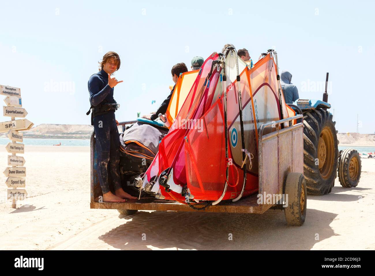Marocco, Oued Ed-Dahab, Dakhla, Dakhla Attitude Resort, sportsmen transported in the trailer of a tractor on a beach at low tide Stock Photo