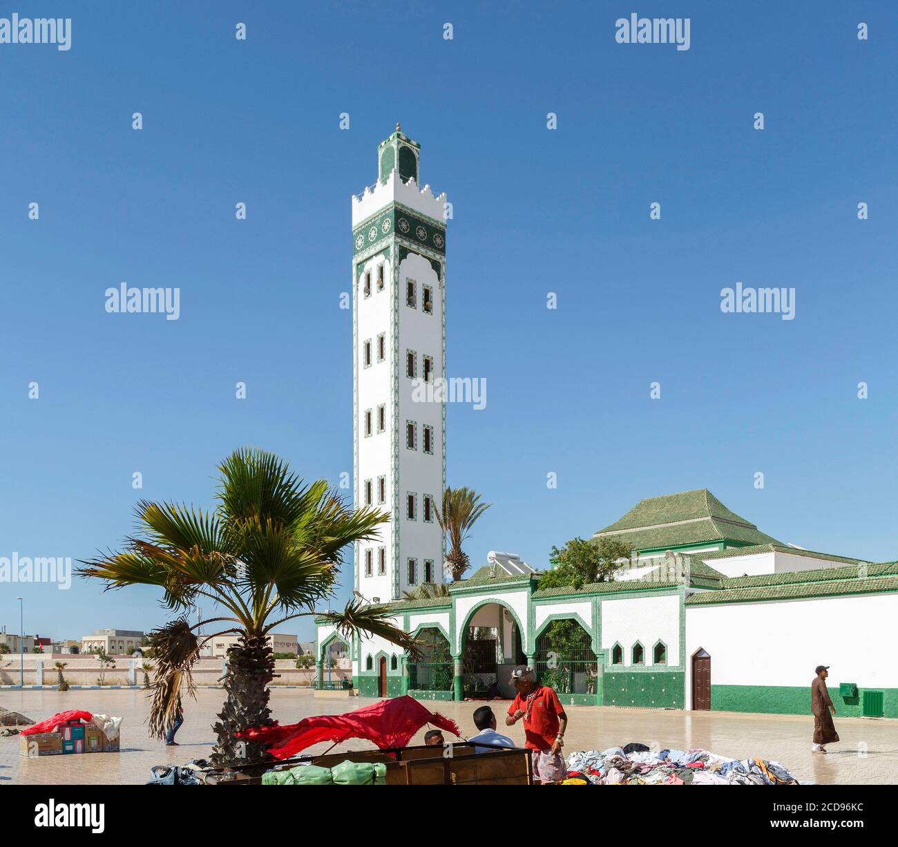 Marocco, Oued Ed-Dahab, Dakhla, urban view of a traditional mosque and its forecourt on which its located sellers Stock Photo