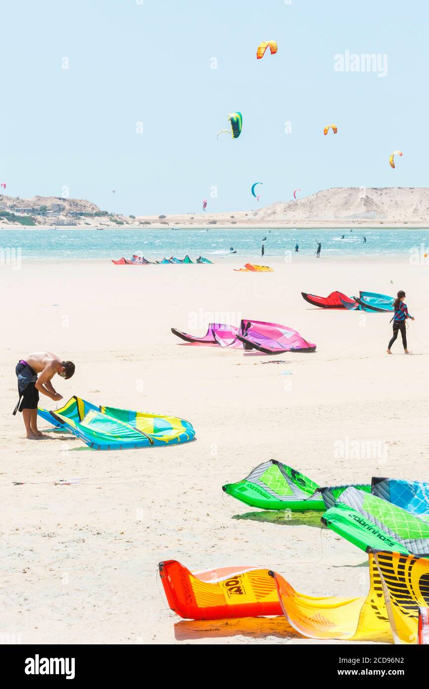 Marocco, Oued Ed-Dahab, Dakhla, view of a nautical spot of kite-surf in a desert Stock Photo