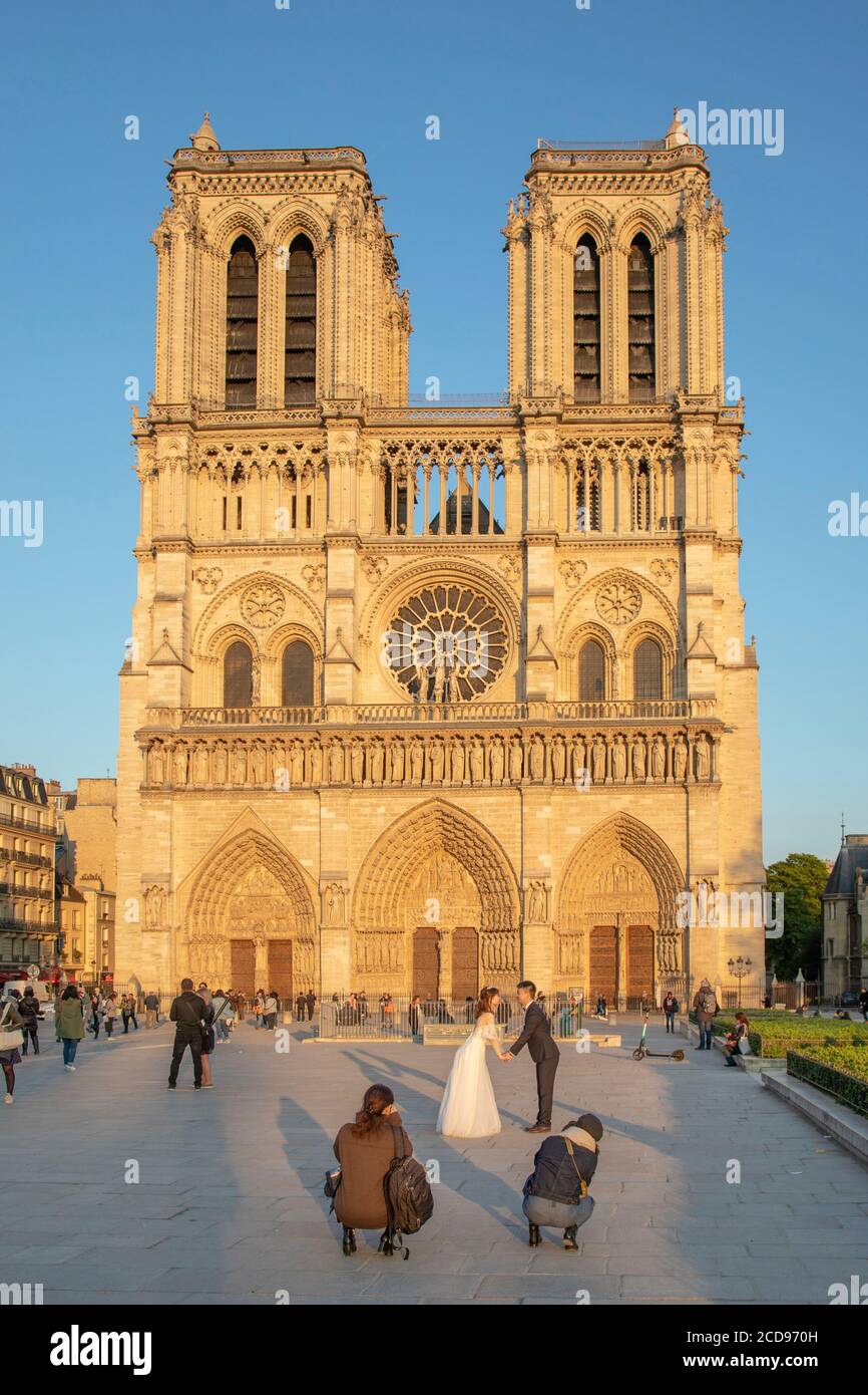 France, Paris, UNESCO World Heritage Site, Chinese newlyweds in photo session in front of the Notre-Dame de Paris cathedral Stock Photo