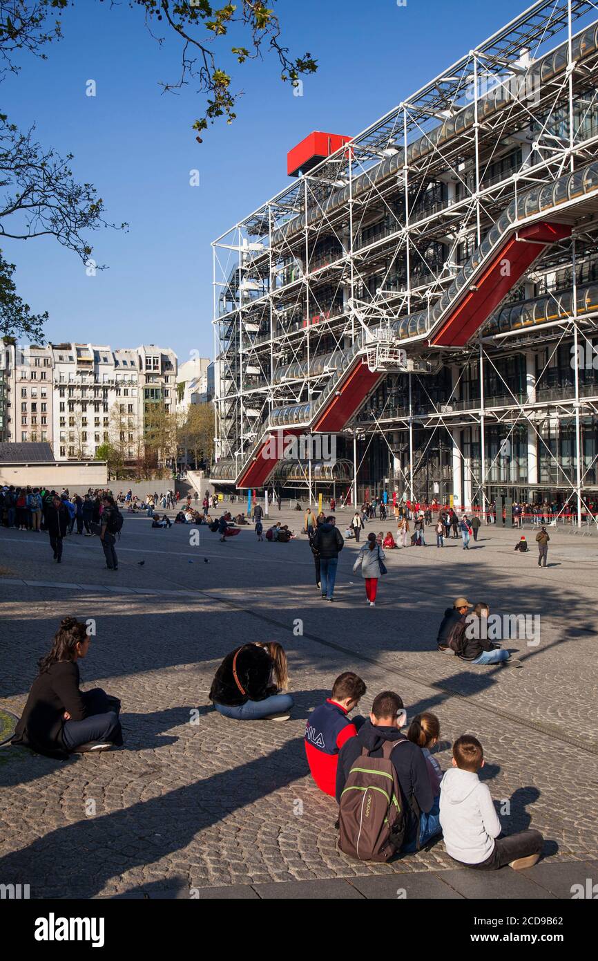 France, Paris, Les Halles district, Pompidou Center or Beaubourg, architects Renzo Piano, Richard Rogers and Gianfranco Franchini Stock Photo