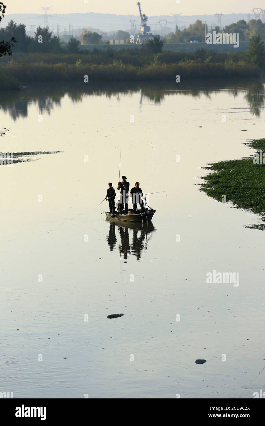 France, Vaucluse, Caderousse, fishermen on the lone upstream of the Caderousse Dam Stock Photo