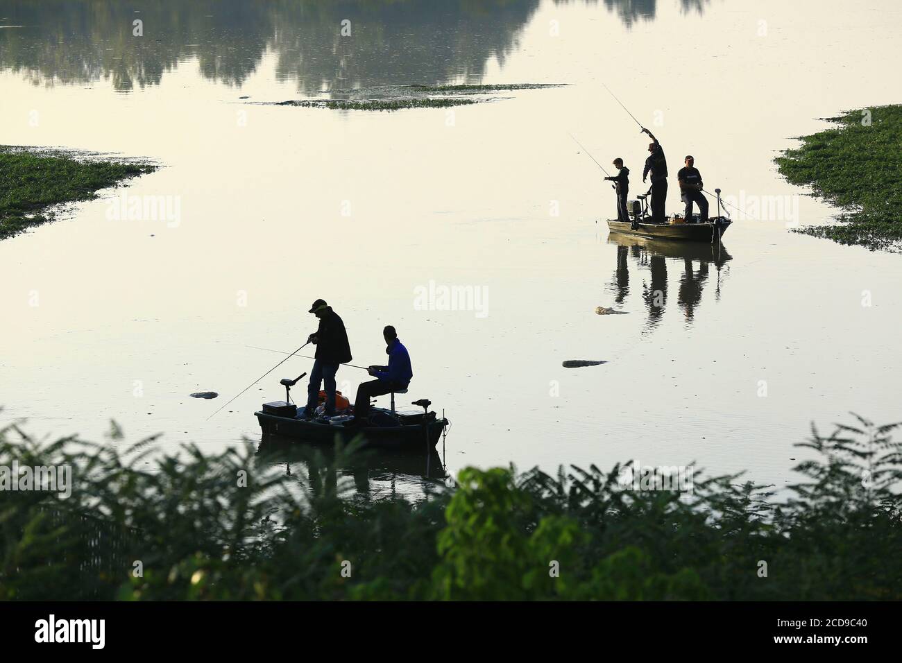 France, Vaucluse, Caderousse, fishermen on the lone upstream of the Caderousse Dam Stock Photo