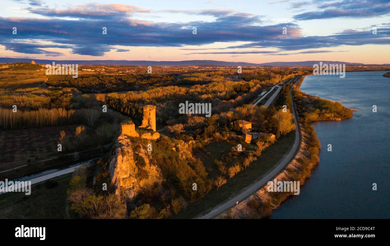 France, Vaucluse, Ch?teauneuf du Pape, castle of L'Hers (Xe) on the banks of the Rhone (aerial view) Stock Photo