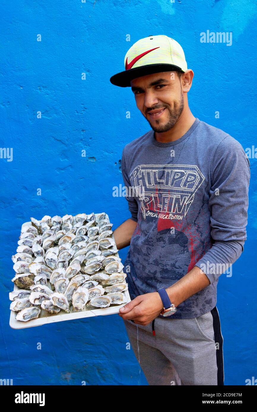Morocco, Western Sahara, Dakhla, waiter of the restaurant Tal a mar with a tray of dhuitres in the arms Stock Photo