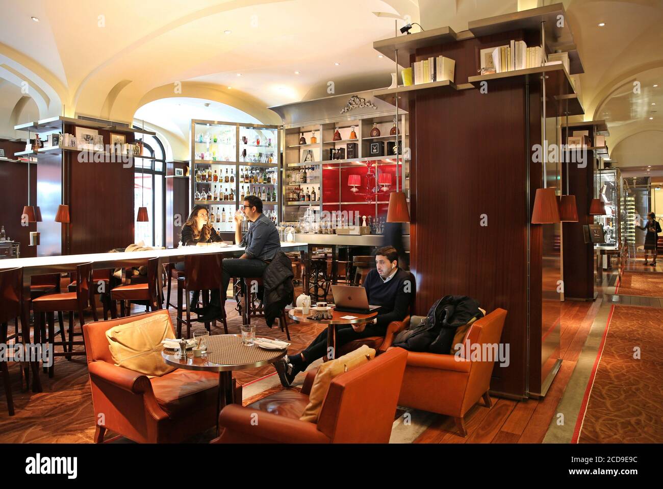 France, Paris, Royal Monceau hotel, guests seated at the Long bar designed by Philippe Starck Stock Photo